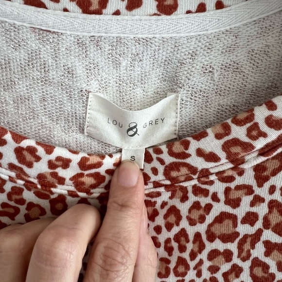 Lou & Grey Animal Print Sweatshirt Lounge Shirt - Picture 4 of 4
